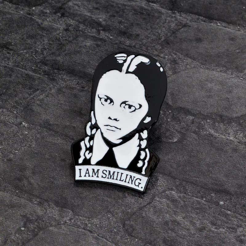 Pin Metálico De Los Locos Adams Merlina – Bad Robot